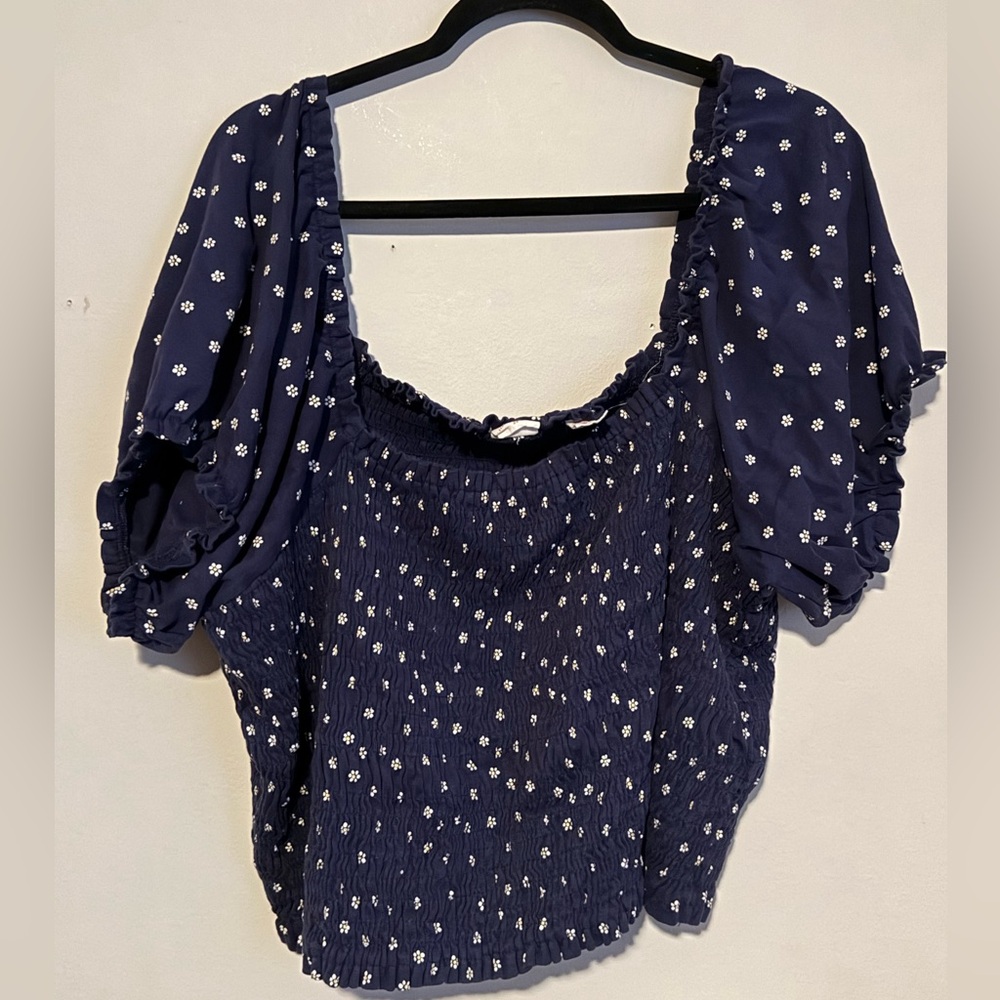 GUC Levi's Navy & Daisy Floral Blouse- Super cute!!